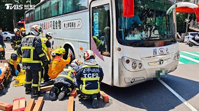 与八名亲友游台湾 67岁狮城妇女遭巴士撞倒卷车底 