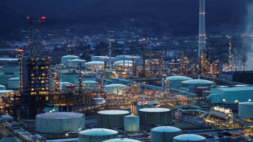 Conflict concerns weigh on indexes, bolster oil and US debt