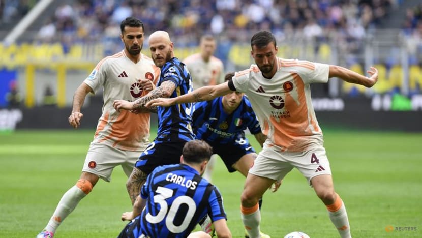 Roma deal hammer blow to Inter title hopes with 1-0 win at San Siro Roma deal hammer blow to Inter title hopes with 1-0 win at San Siro