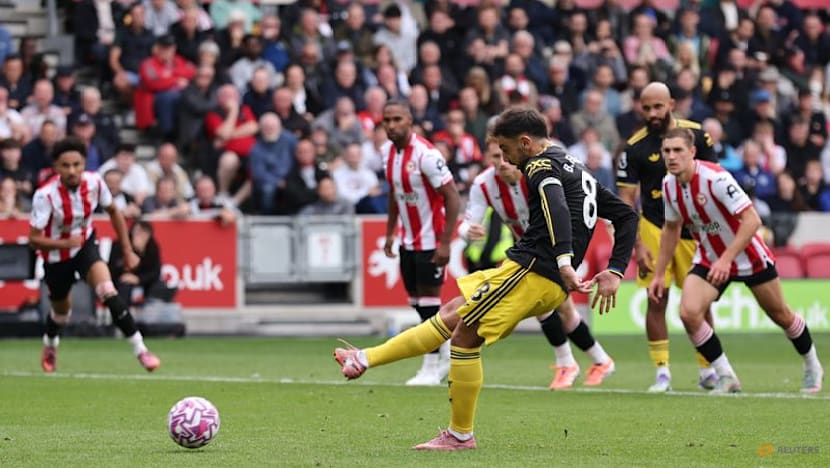 Fernandes misses penalty as Man United slump to defeat at Brentford