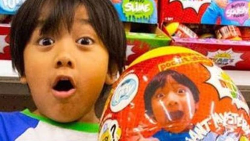 Budak 7 tahun ini raih pendapatan S$30 juta setahun dari YouTube