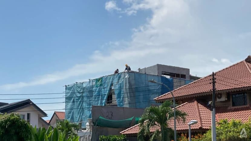 How construction workers, food delivery riders are keeping cool in sweltering Singapore 