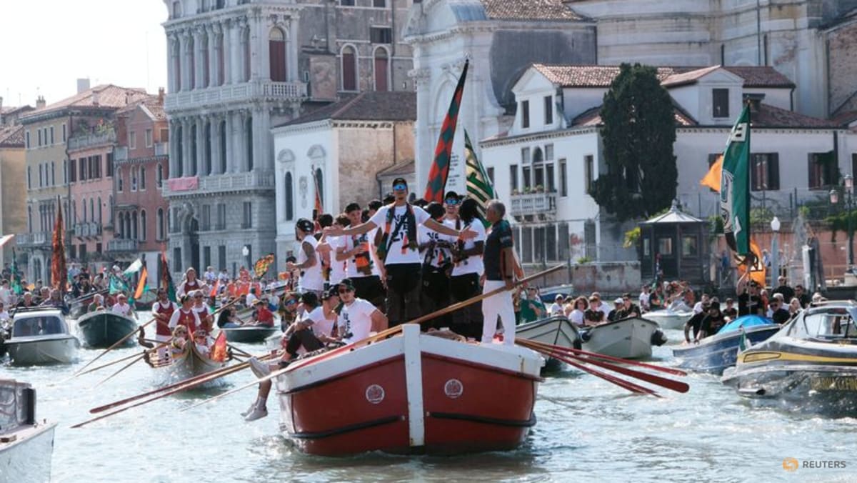 Celebrations in the canals as Venezia set sail for Serie A