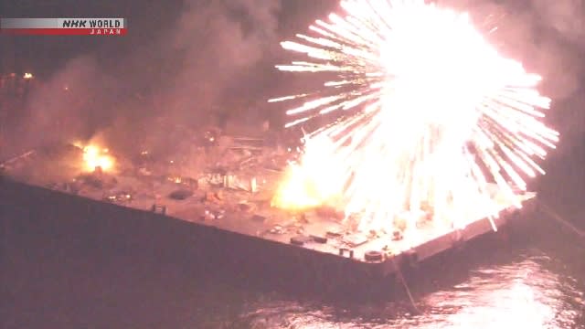 日本花火大会意外起火 驳船狂烧传爆炸声