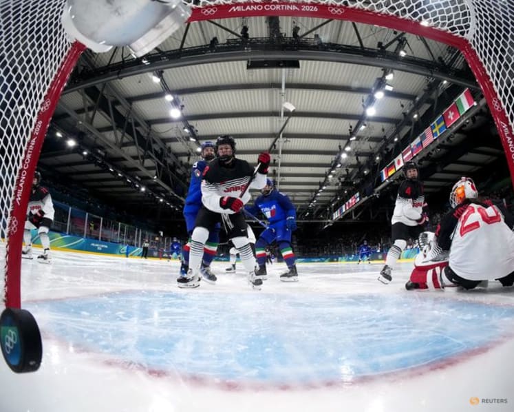 Ice hockey-Italy reach quarters, US and Canada stay unbeaten, Germany beat France in overtime