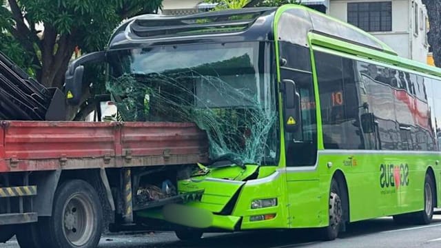 新捷运巴士追尾罗厘 74岁巴士车长受困驾驶座