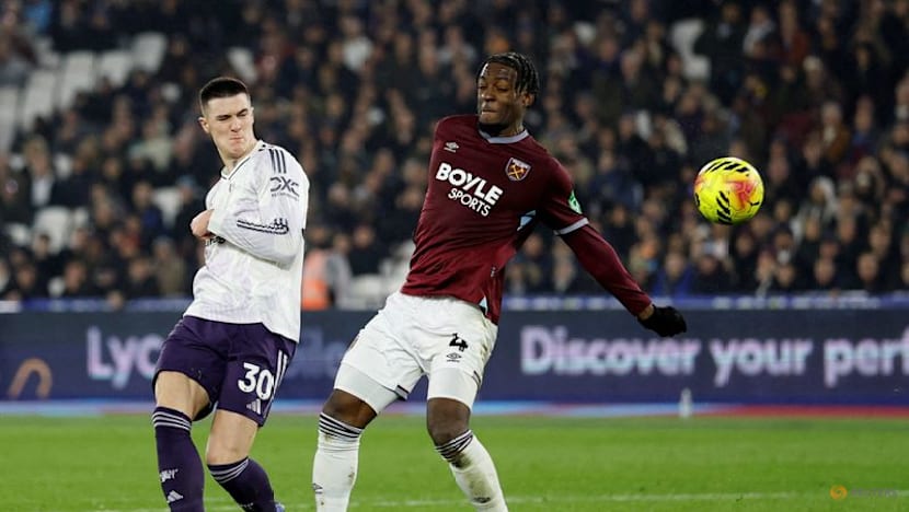 Tottenham gloom deepens, Man Utd salvage point at West Ham