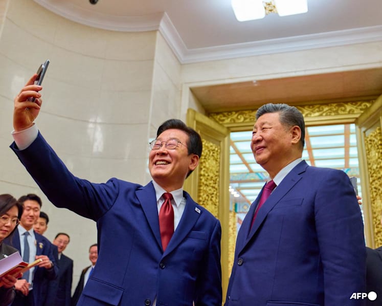 South Korea's Lee snaps Xi selfie with Chinese 'backdoor' phone