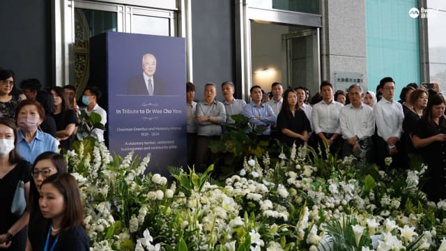 【直播】黄祖耀出殡灵车停靠大华银行大厦 职员集体致敬