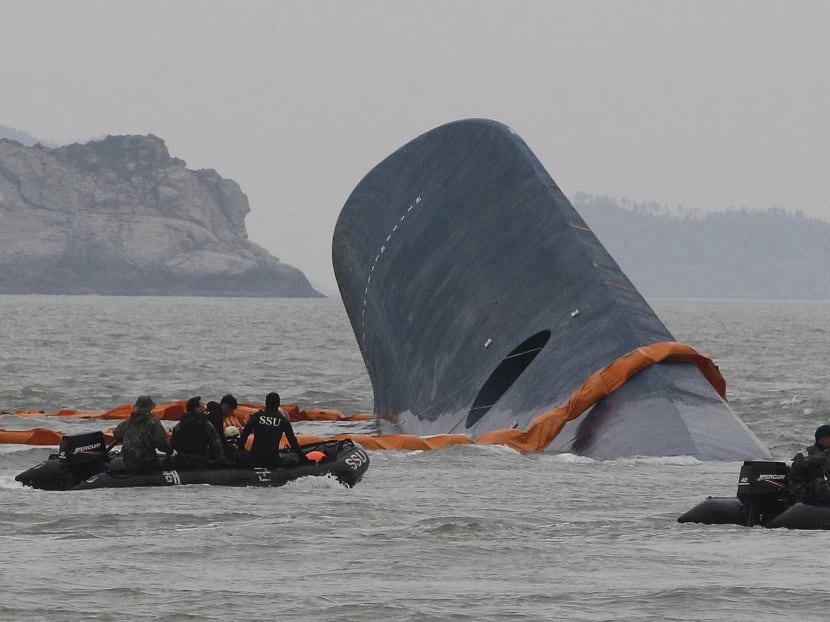In this April 17 photo, South Korean Coast Guard officers search for missing passengers aboard sunken ferry Sewol in the waters off the southern coast near Jindo, South Korea. Photo: AP file photo