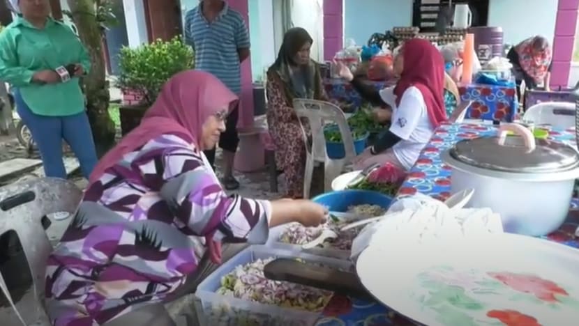 Mangsa banjir di Batu Pahat tidak duga sambut kehadiran Ramadan di PPS; gotong-royong masak juadah buka puasa