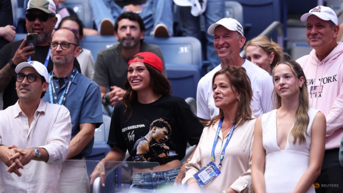 Rodman llega tarde a la final de tenis