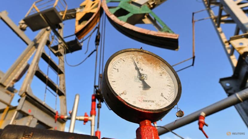 Oil falls 2% on looming supply glut, hopes of Ukraine peace deal