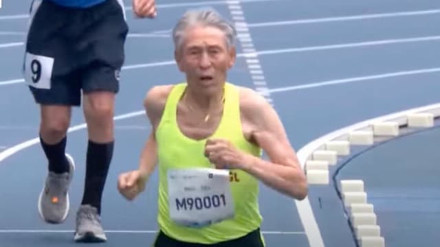 91岁蒙古阿公跑1500米不到八分钟 获赞地表最强90岁
