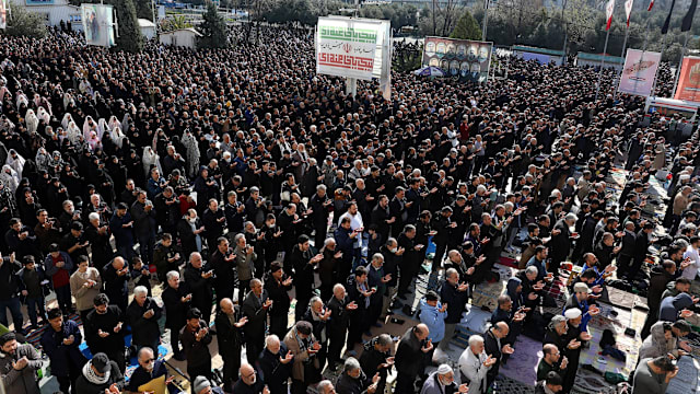 伊朗民众战火下参与开斋节礼拜