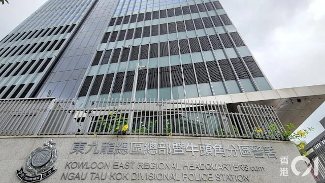 香港老翁被截查拒配合还吐口水 挥伞打伤两警员