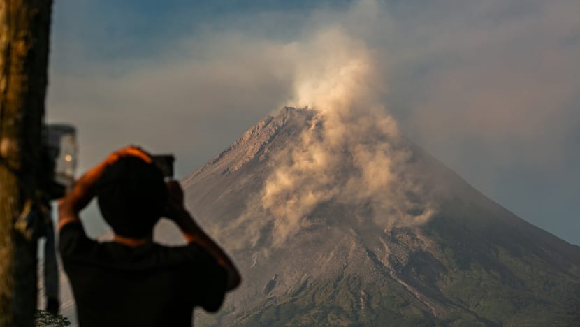 4 gunung berapi Indonesia meletus pada Dis 2023