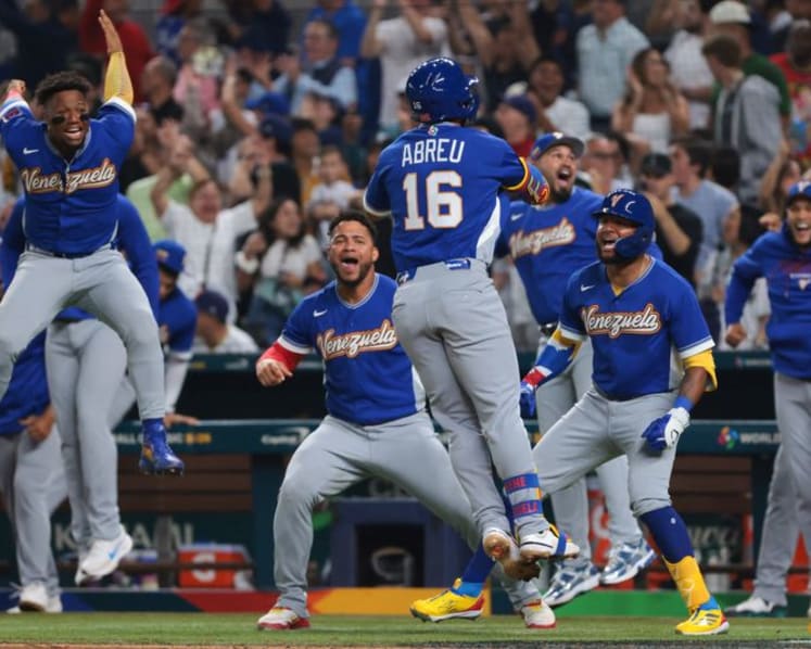 Baseball-Venezuela stun Japan to reach WBC semi-finals, Italy eliminate Puerto Rico