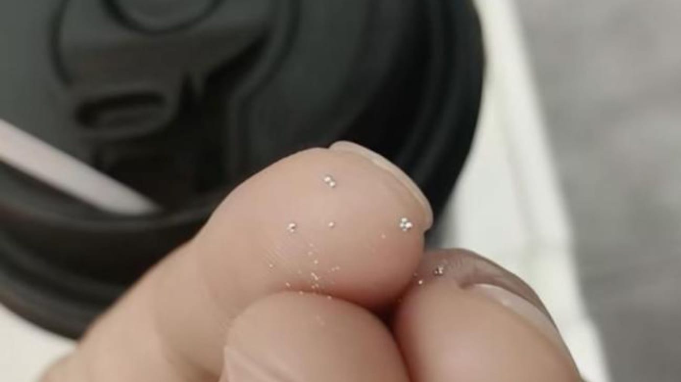 安徽女子喝霸王茶姬饮品疑出现水银物质 当局介入调查