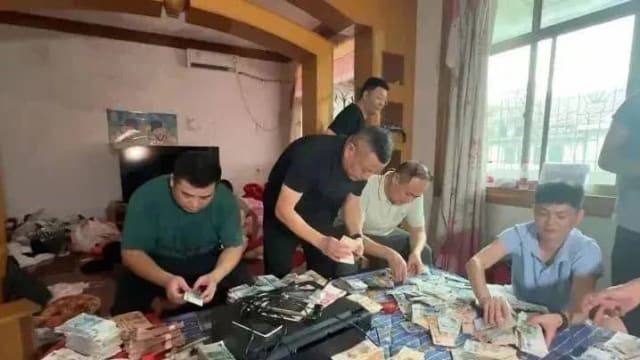 印假钞行骗逾千人上当  江西一对夫妇落网