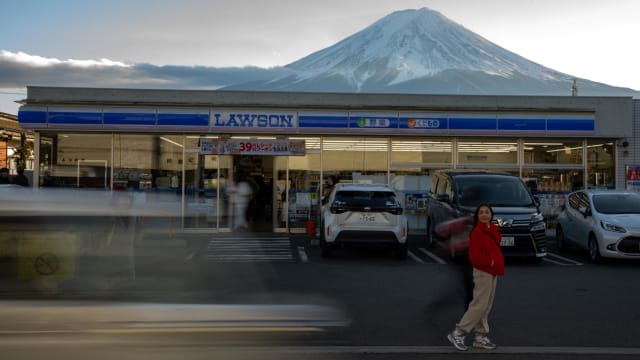 为遏制外国旅客恶劣行为 日本富士山安装黑色屏障