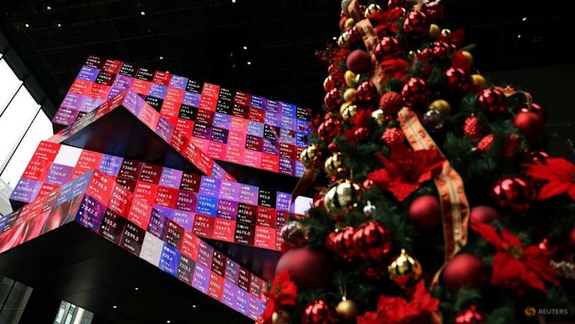 Wall Street ends mixed at the top of the new year; Treasury yields move higher