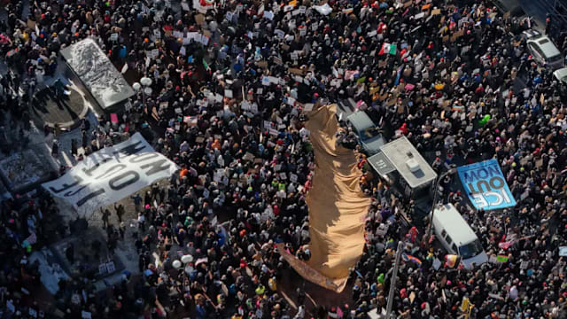 美国明州数千人上街抗议 要求移民和海关执法局执法人员撤离