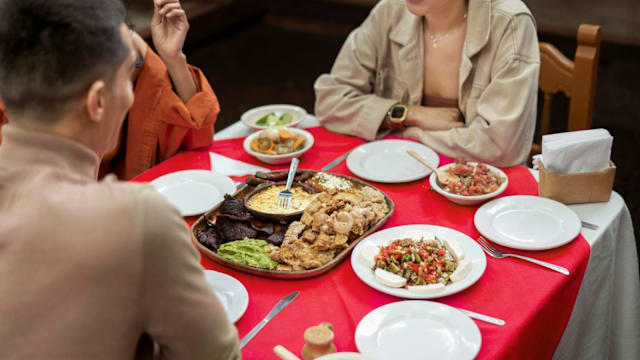 新年饭局多，请客或被请，这些餐桌礼仪不能马虎！