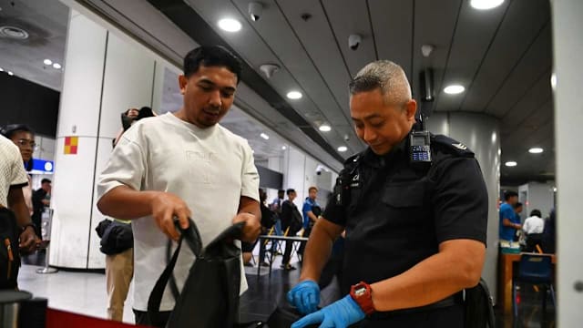 移民局加派人手关卡执勤 会继续严查入境摩托车