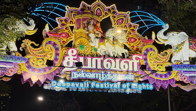 லிட்டில் இந்தியா ஒளியூட்டப்பட்டது - தீபாவளி உணர்வில் திளைக்கிறது!