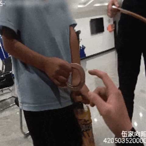 湖北男孩偷拿超市饮料 父亲带孩子到警局“自首”