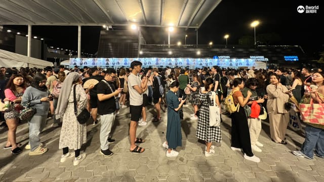 泰勒丝歌迷有序离场 有人自发捡垃圾清理