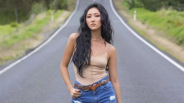 爆MAMAMOO华莎主动追求　与大12岁企业家稳交5年