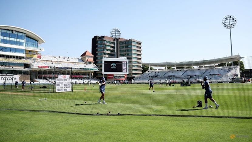 New Zealand win toss and opt to bat against England