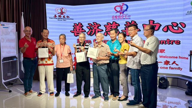 善济慈善中心让公众唱卡拉OK 还提供免费理发服务