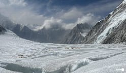 Almost 1,000 trapped on Tibetan side of Mount Everest by blizzard 