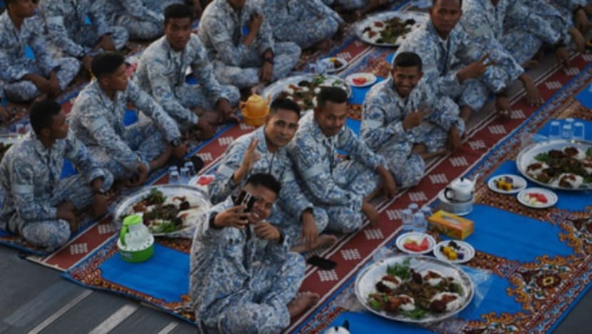 Suasana berbuka puasa di tengah lautan, atas kapal tentera