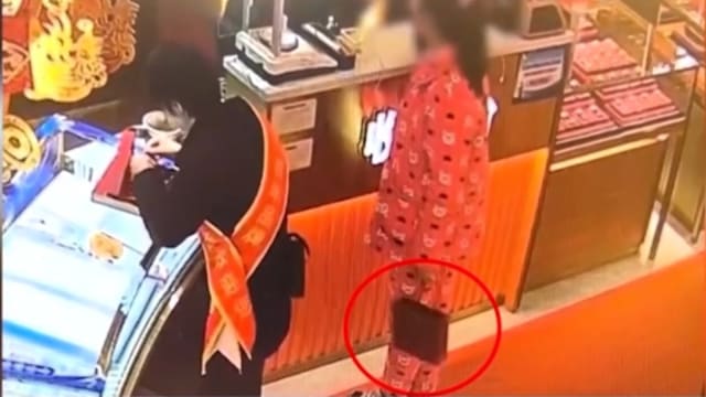 中国女子急购12万元黄金 机警店员报警揭破电诈骗局