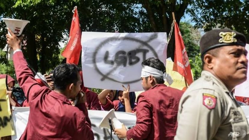Polis Indonesia tangkap 2 pengendali akaun FB LGBT Polis Indonesia tangkap 2 pengendali akaun FB LGBT