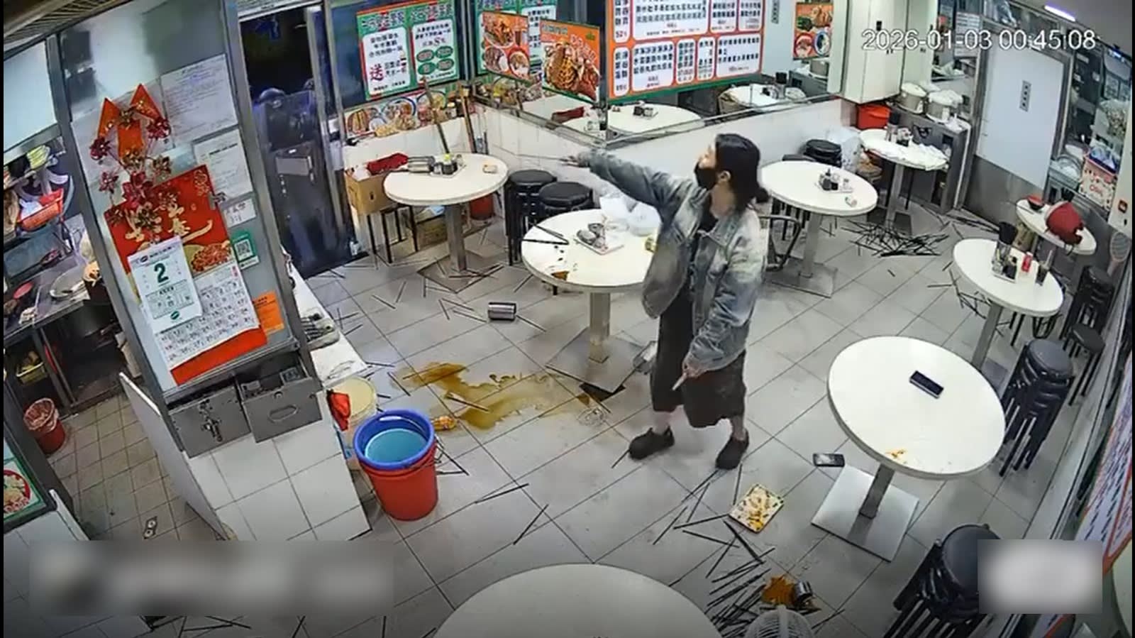 疑手机没电无法付款而失控女子大闹香港餐厅持刀劈警盾- 8world