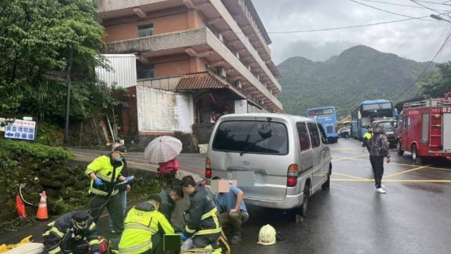台湾老翁疑未拉手刹车 以身挡车卷车底丧命