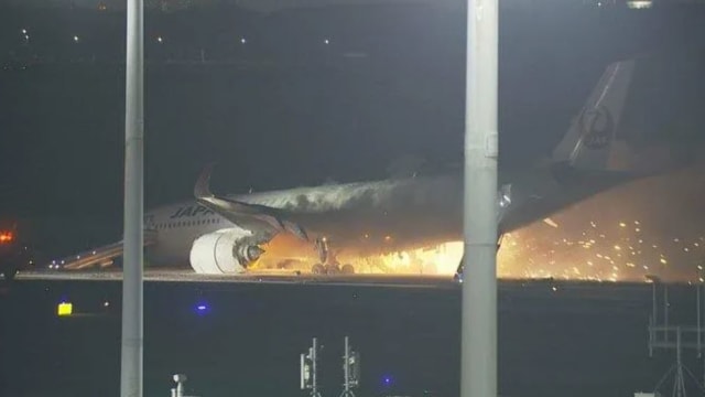 日本航空一架飞机降落时起火