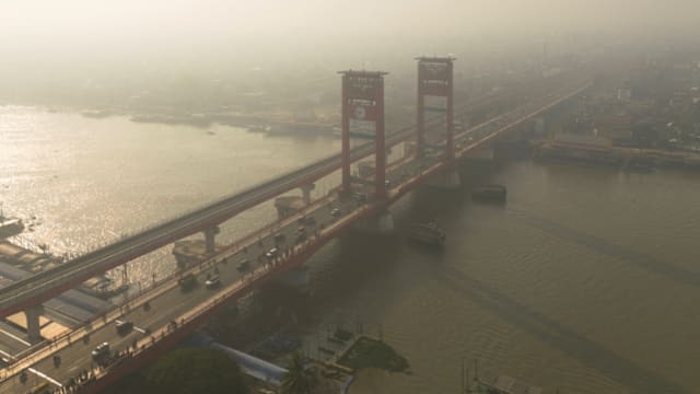 印尼苏门答腊爆发严重林火 巨港能见度仅400米多地航班受阻