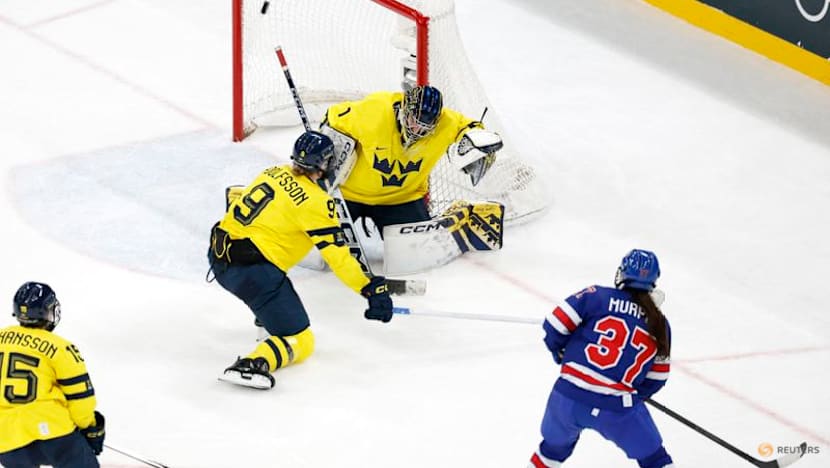 Ice hockey-Swiss fight falls short, bronze up for grabs against Sweden