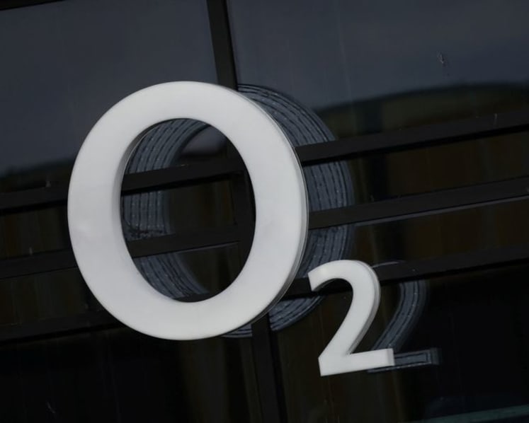 UK's O2 launches Europe's first smartphone satellite service