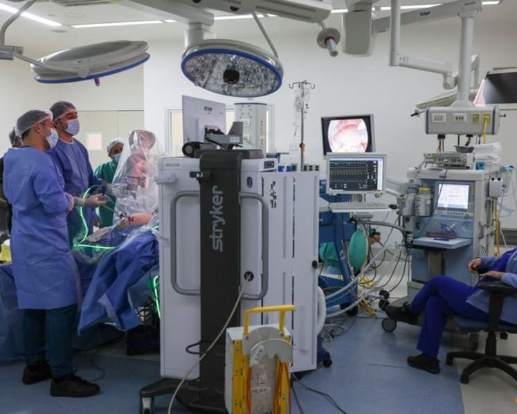 AI-guided cameras make solo surgery possible in step towards surgical automation
