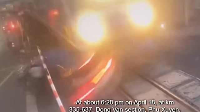 卡在轨道移不开 越南汽车被火车撞飞