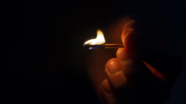 前女友结婚当天到新郎家纵火  男子坐牢六个月