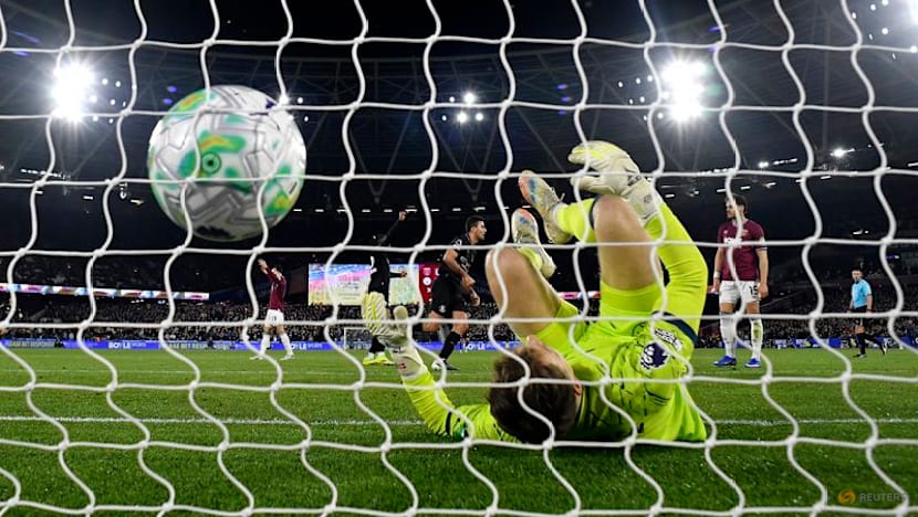 Man City lose ground on Arsenal with draw at West Ham