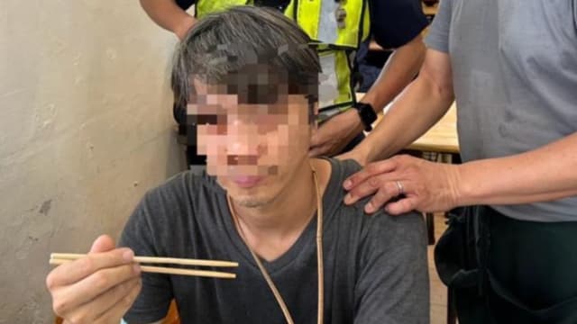 台男吃饭突然“石化” 持筷不动 眼球不转